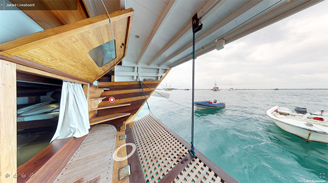 最後部キャビン（船室）の窓を開くことができるのが、インドネシア式帆船（ピニシ・スクーナー）の特徴です。